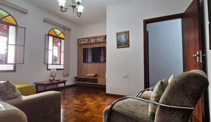 Linda casa com 3 dormitórios sendo 1 suíte - Ótima localização, próximo de comércios no Bosque dos Eucaliptos