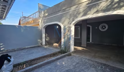 Linda casa com 3 quartos e sacada ampla, no bairro Jardim Satélite - Ótima localização, fácil acesso a Dutra e Anel Viário