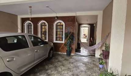 Linda casa com 3 quartos e churrasqueira - Ótima localização, próximo a Casa do Idoso e vários comércios