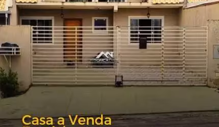 CASA COM ÁTICO EM PIRAQUARA