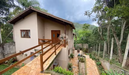 Sobrado com 03 pavimentos, 03 dormitórios, 839,90m² de terreno, a venda por R$ 900.000,00 - Estancia da Serra - Mairiporã-SP