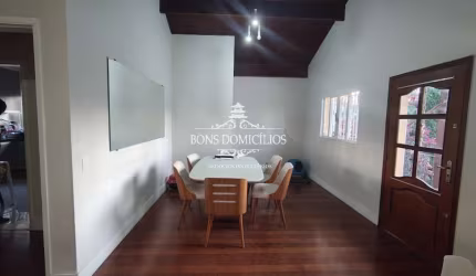 Casa no bolsão mais cobiçado da Granja Viana ao lado do shopping