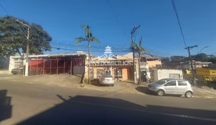 Ótima casa para investimento.  Abaixo do valor de mercado.  Para uso comercial ou residencial na melhor rua do Jardim do Engenho!