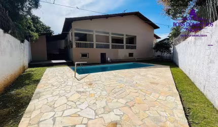 Belíssima Casa térrea com piscina, uma linda varanda lateral e vista para a área de preservação permanente.
