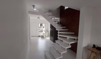 Casa com 3 suítes na região da Granja Viana com 230 metros em condomínio fechado.