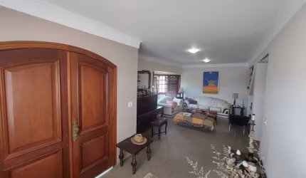 BELA CASA NUM DOS CONDOMÍNIOS MAIS PROCURADOS DA REGIÃO DA GRANJA VIANA. 3 ou 4 dorms  sendo uma suíte, 4 vagas 3 ou 4 banheiros e cozinha enorme.