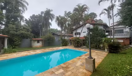 BELISSIMA CASA NA GRANJA VIANA COM 4 DORMITORIOS SENDO 2 SUITES, PICINA E 6 VAGAS DE GARAGEM.