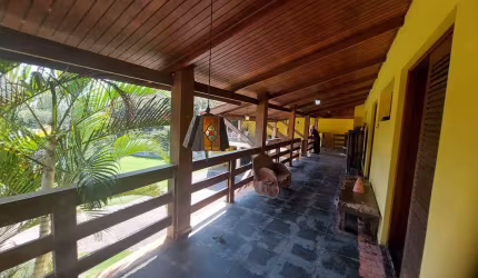 Casa térrea com quase 300m no miolo da Granja Viana em terreno de 1.000 metros com espaço e projeto para piscina e pomar