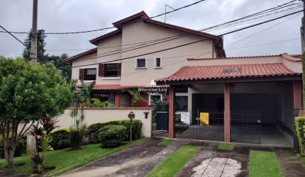 CASA COM 03 SUÍTES, SALÃO DE FESTAS E 06 VAGAS NO RESIDENCIAL JARDIM DA GLÓRIA