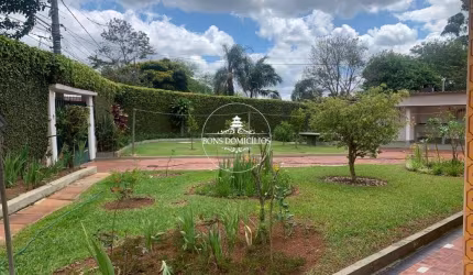 Casa à venda  em terreno de 700m² - Área Mista