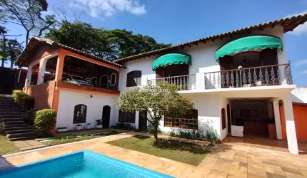 Casa maravilhosa, em dois lotes e meio, com piscina e abaixo do valor de mercado.