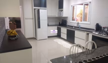 CASA COM ACABAMENTO IMPECÁVEL EM COTIA