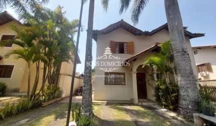 Casa com 3 dormitórios sendo uma suíte,  3 vagas e em condomínio completo numa das melhores localizações da Granja Viana.