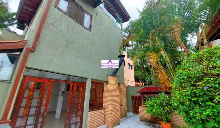 CASA NA MELHOR REGIÃO DA GRANJA VIANA EM CONDOMÍNIO FECHADO.