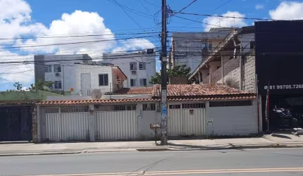 Casa com 5 quartos sendo 3 suítes, no Janga.