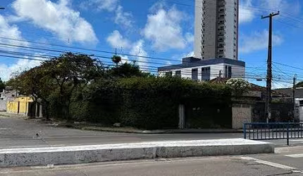 Casa com 4 quartos sendo 2 suítes, muito bem localizado na Avenida Norte.