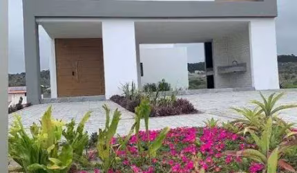 Casa duplex com5 quartos sendo 3 suítes, em Gravatá.