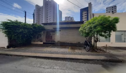 Casa comercial à venda muito bem localizada na Av Santos Dumont.