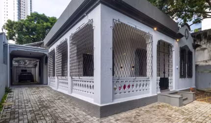 Casa à venda finamente decorada com 4 quartos sendo 2 suítes, nas Graças.