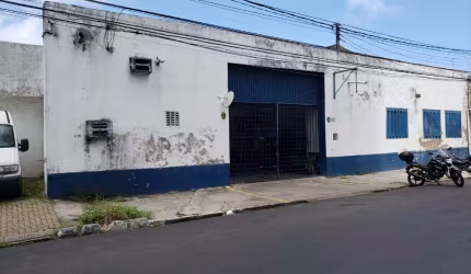 Galpão à venda possuindo 768m², em Santo Amaro.