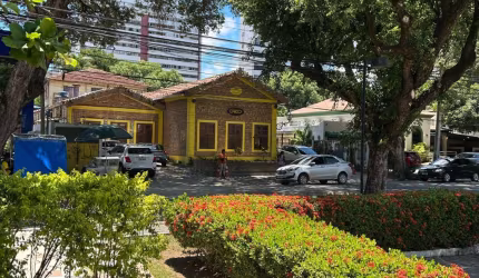 Casa comercial à venda muito bem localizado no Espinheiro.