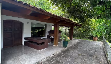 Casa à venda com 5 suítes, no melhor trecho de Apipucos.