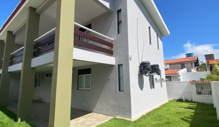 Casa duplex com 6 quartos sendo 2 suítes à venda, em Serrambi.