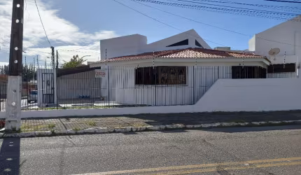 Casa Comercial em Ponta Negra, esquina, excelente localização