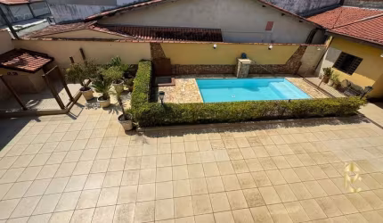 Sobrado com piscina á venda no bairro São Cristovão em Taubaté
