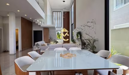 Casa com piscina à venda em condomínio de alto padrão em Taubaté.