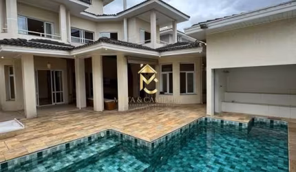 Sobrado a venda em condomínio, com 4 suítes e piscina.