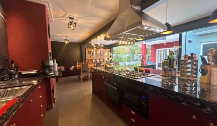 Casa com área Gourmet à venda em condomínio.