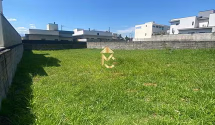 Terreno à venda em condomínio fechado.