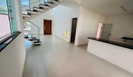Casa à venda com piscina em condomínio.