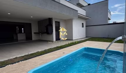 Casa nova com piscina à venda em condomínio.