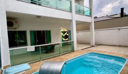 Casa com 3 dormitórios e piscina disponível para Locação em condomínio