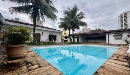 Residência em via pública disponível para venda e locação.