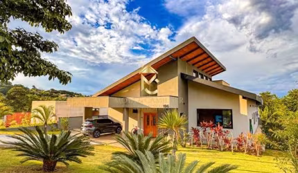 Casa de Alto Padrão com piscina à venda em Taubaté.