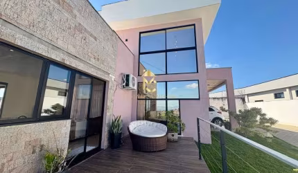 Casa à venda em condomínio com 3 dormitórios sendo 1 suíte .