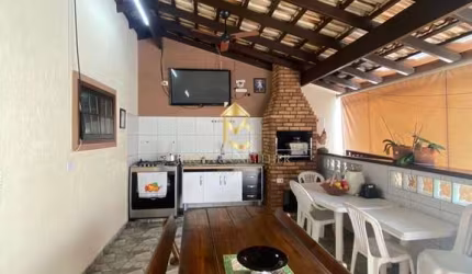 Casa térrea para locação com 3 quartos e um amplo quintal.
