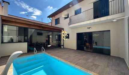 Casa com piscina à venda em condomínio.
