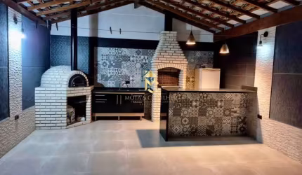 Casa sobrado com 3 dormitórios e Área Gourmet à venda em Taubaté.