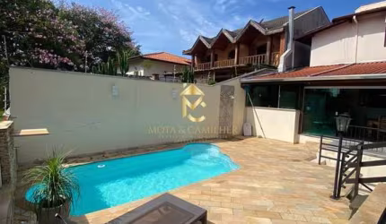 Sobrado em via pública à venda em Taubaté.
