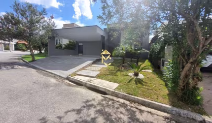 CASA À VENDA COM PISCINA EM CONDOMÍNIO FECHADO
