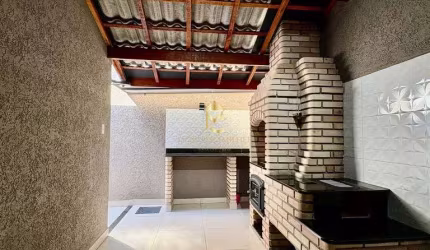 Casa com 2 dormitórios à venda em via pública.