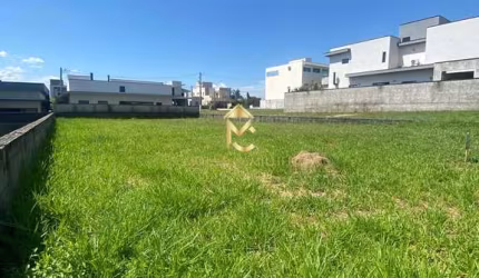 Terreno à venda em condomínio fechado.