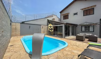 Lindo Sobrado à venda em condomínio fechado com piscina.