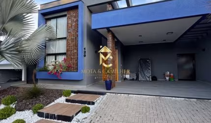 Casa térrea com piscina à venda em Condomínio.