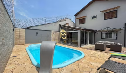 Lindo Sobrado à venda em condomínio fechado com piscina.