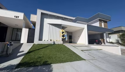 Casa térrea à venda em condomínio fechado.